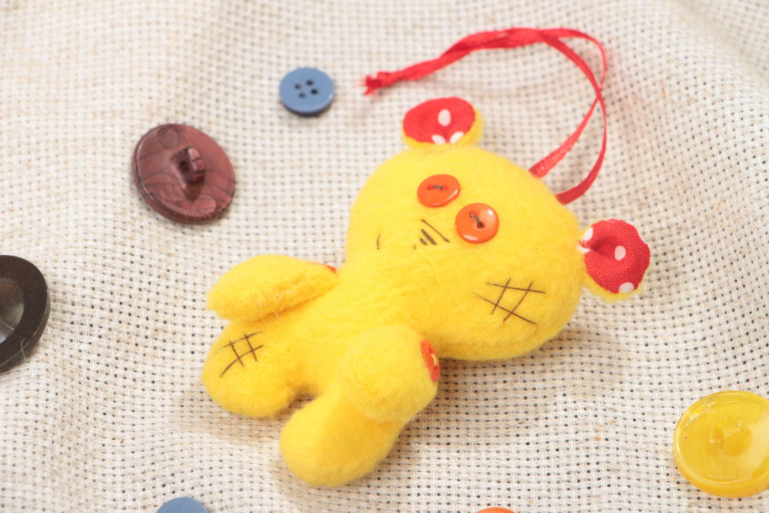 Kleines gelbes lustiges handgemachtes Spielzeug Bär mit Masche aus Stoff foto 1