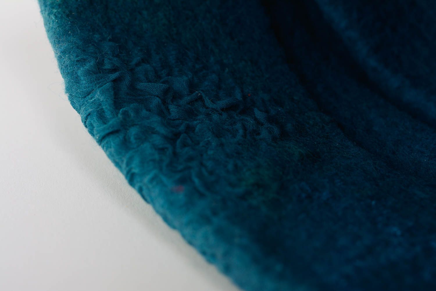 Bonnet en laine fait main original bleu technique de feutrage pour femme photo 3