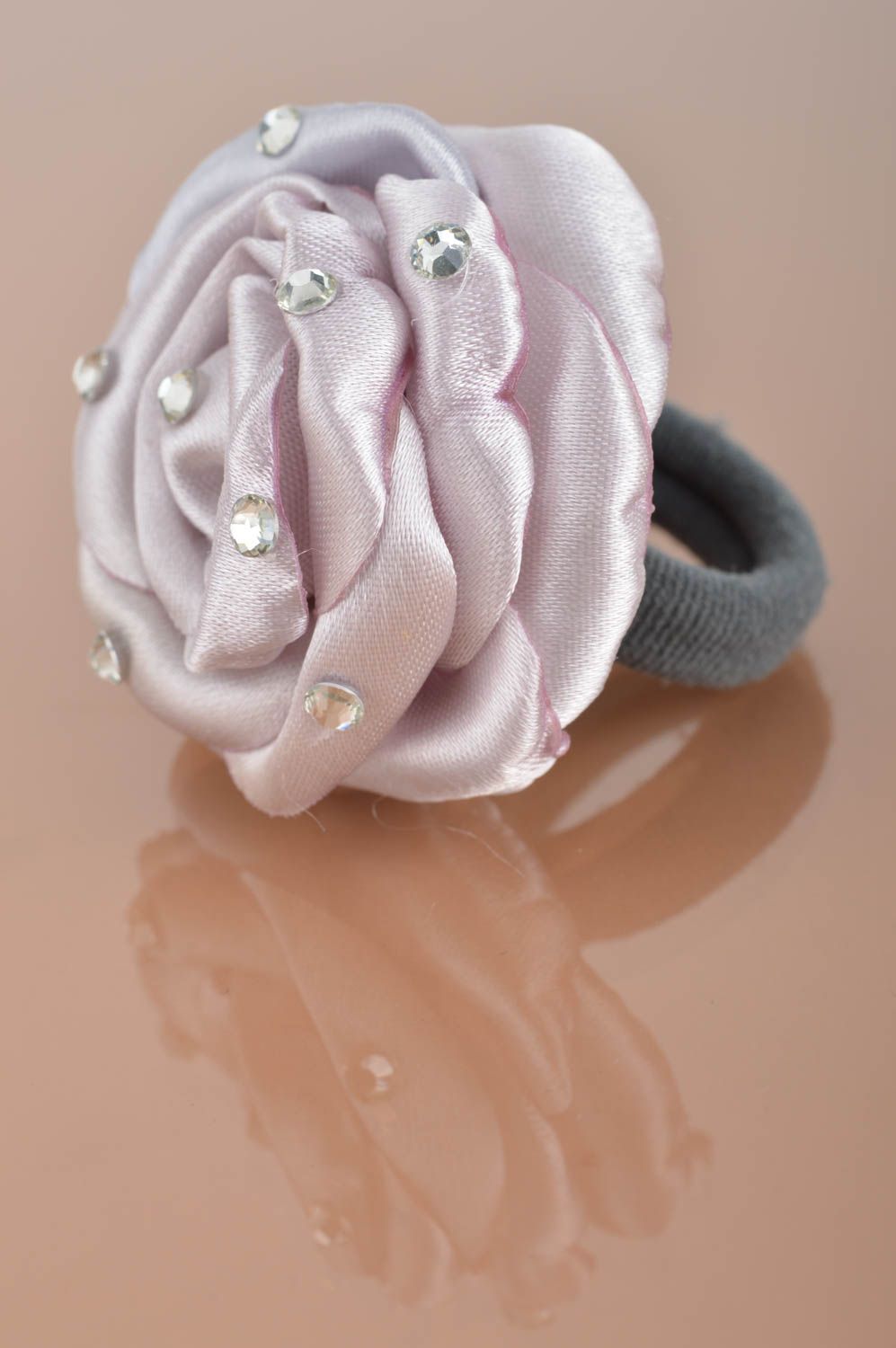 Резинка для волос в виде цветка серая атласная со стразами детская ручной работы фото 5
