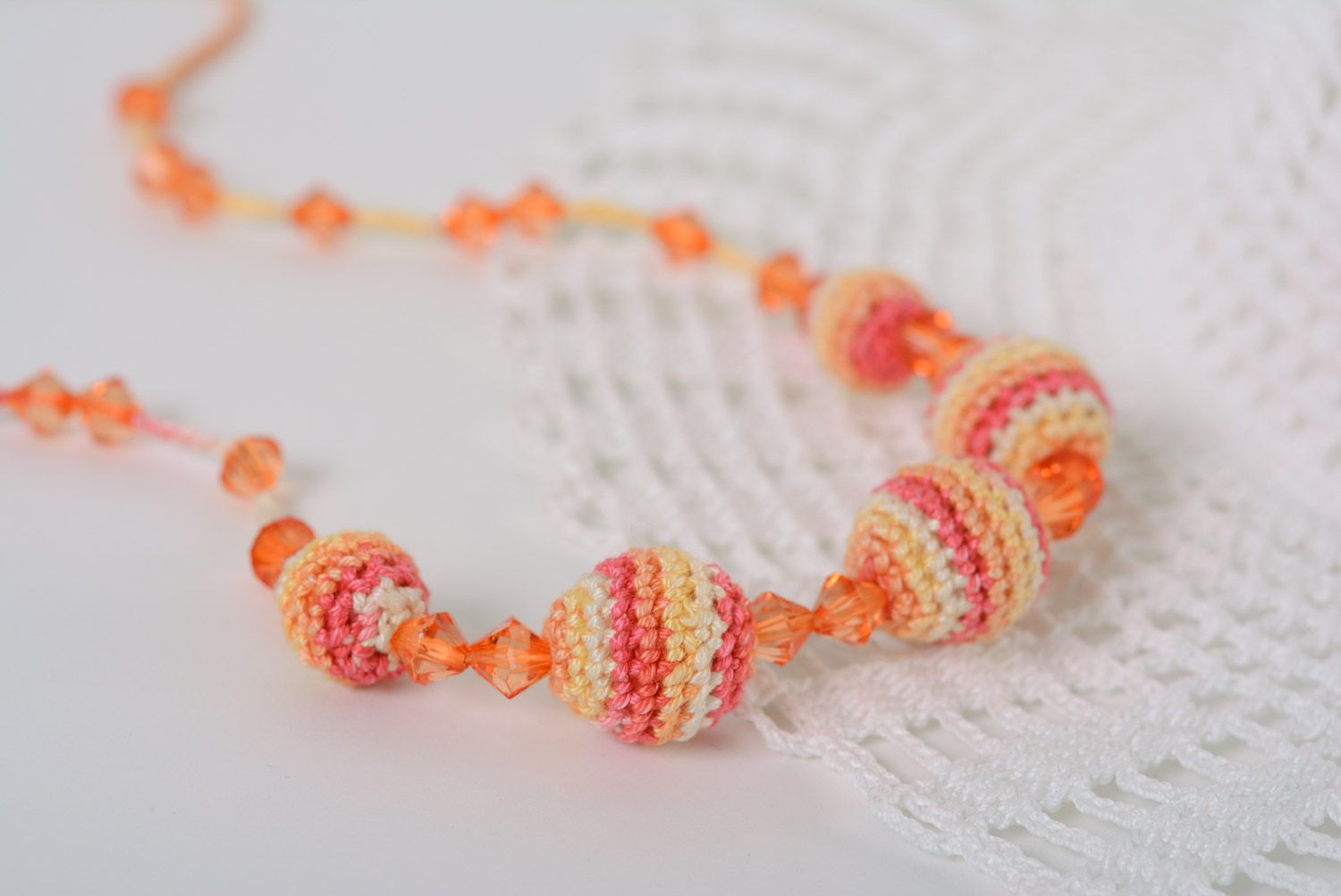 Collier de dentition orange tricoté de fils de coton original fait main photo 1