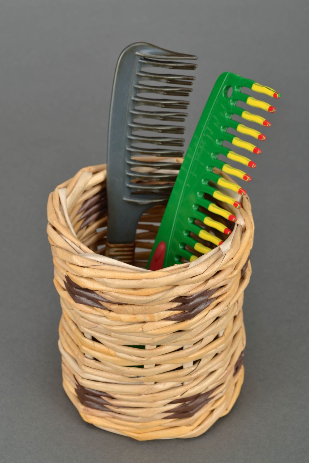 Newspaper woven hair brush holder photo 1