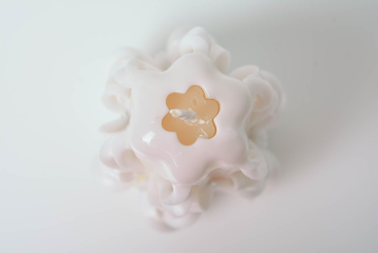 Weiße schöne geschnitzte dekorative Kerze aus Paraffin für Geschenk und Hochzeit foto 3