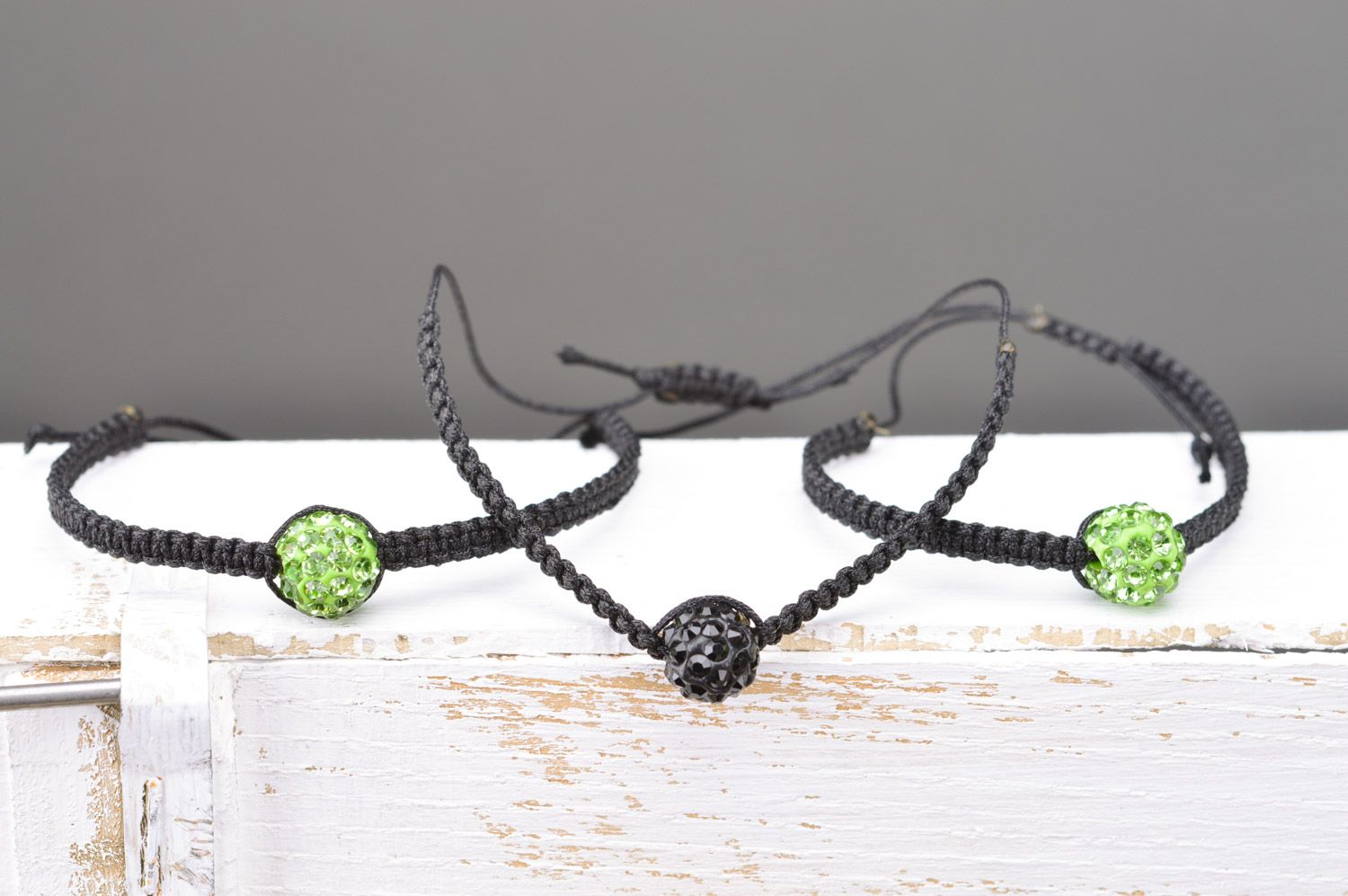 Набор браслетов из бусин и ниток ручной работы черное и зеленое 3 шт текстильные фото 5