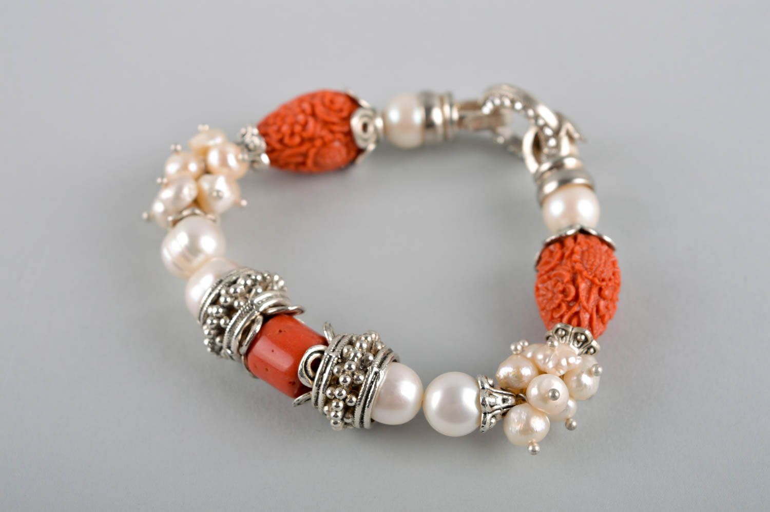 Bracelet en corail et perles Bijou fait main élégant Cadeau pour femme photo 2