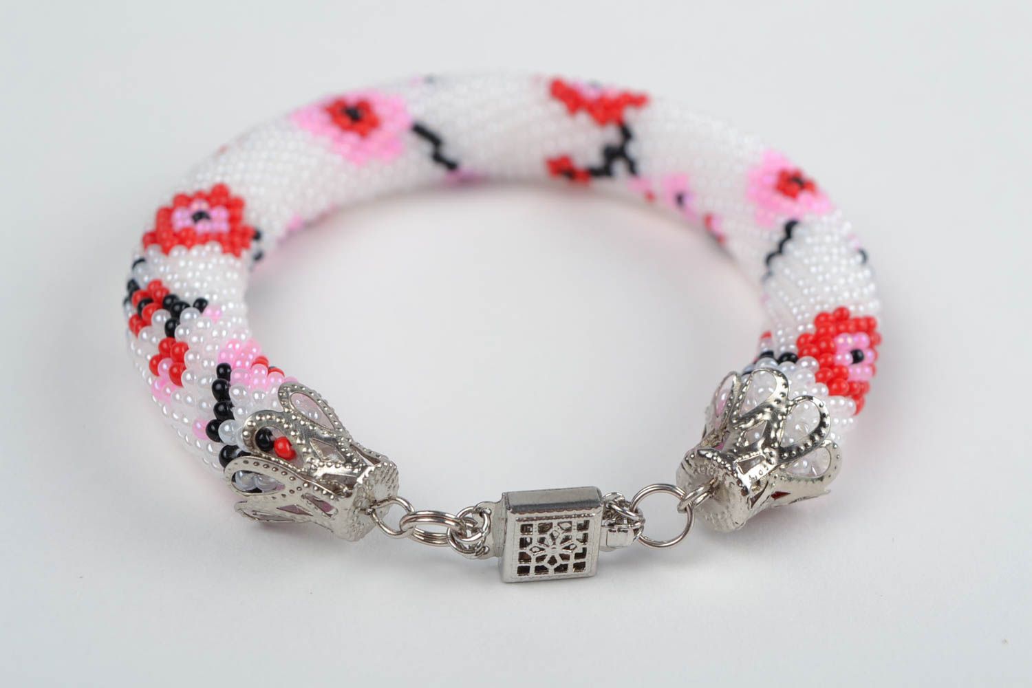 Beaded corded handmade female white bracelet with flowers photo 5