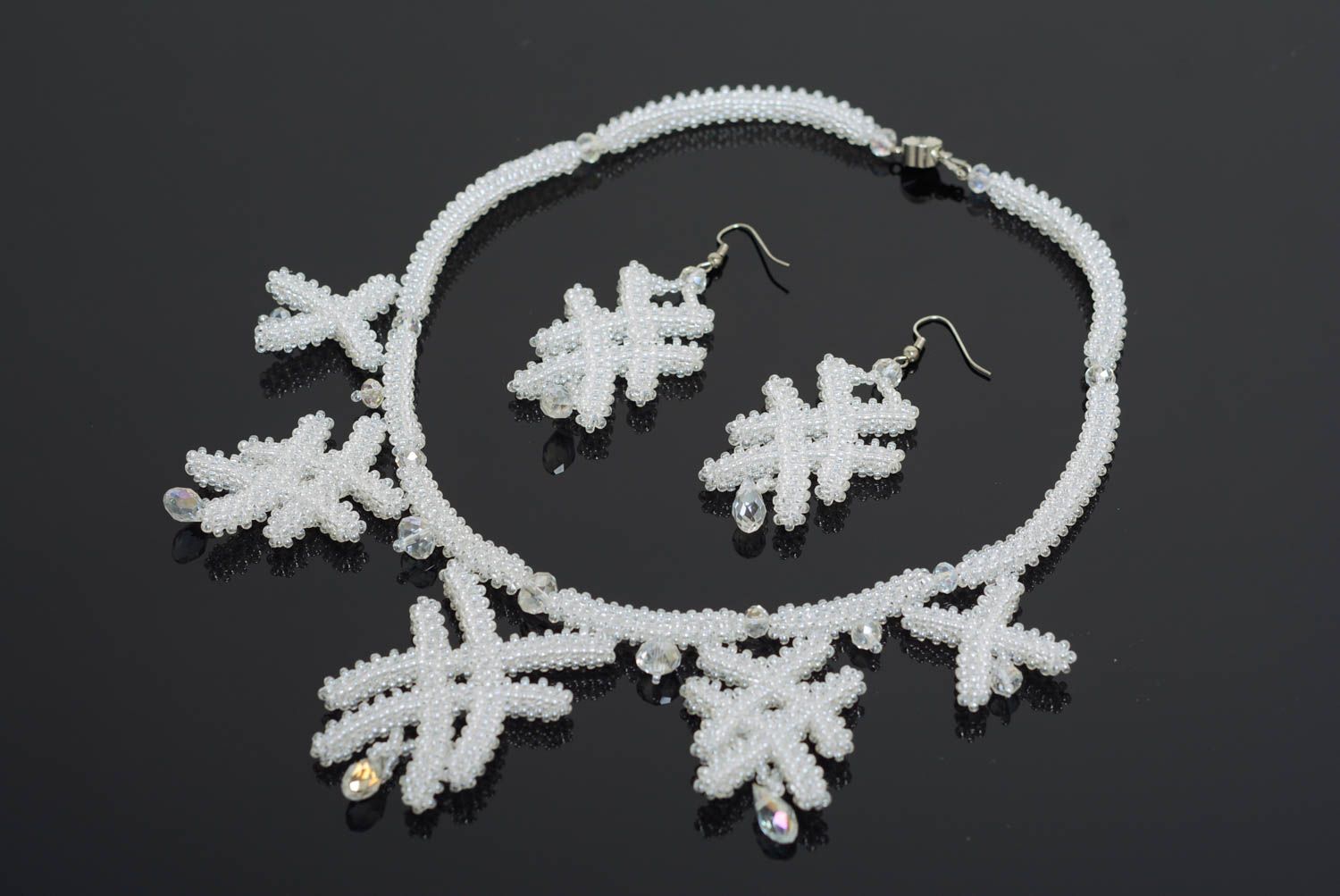 Parure de bijoux en perles de rocaille blanches faits main collier et boucles photo 1