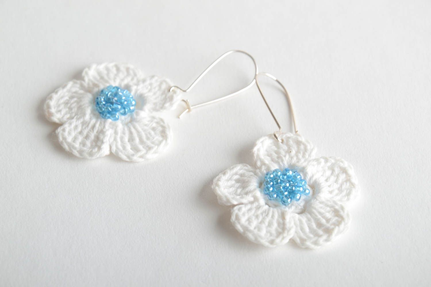 Boucles d'oreilles fleurs tricotées faites main avec perles de rocaille photo 5