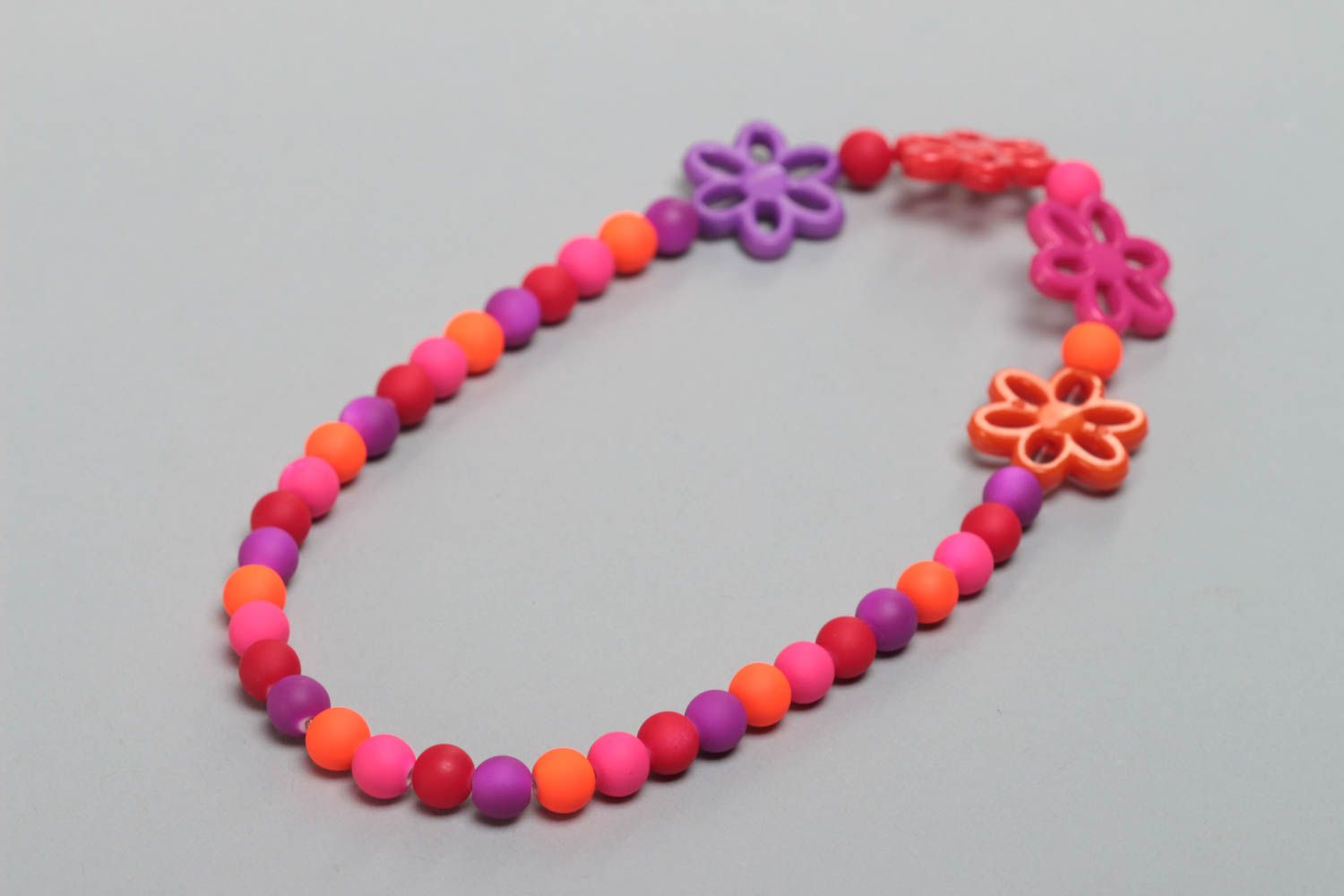 Collier en perles plastiques fait main rose-violet avec fleurs pour enfant photo 4