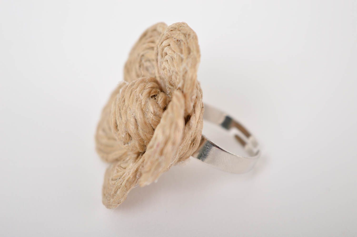 Handmade Schmuck Metall Ring Accessoire für Frauen Ring mit Blume aus Bindfaden foto 3