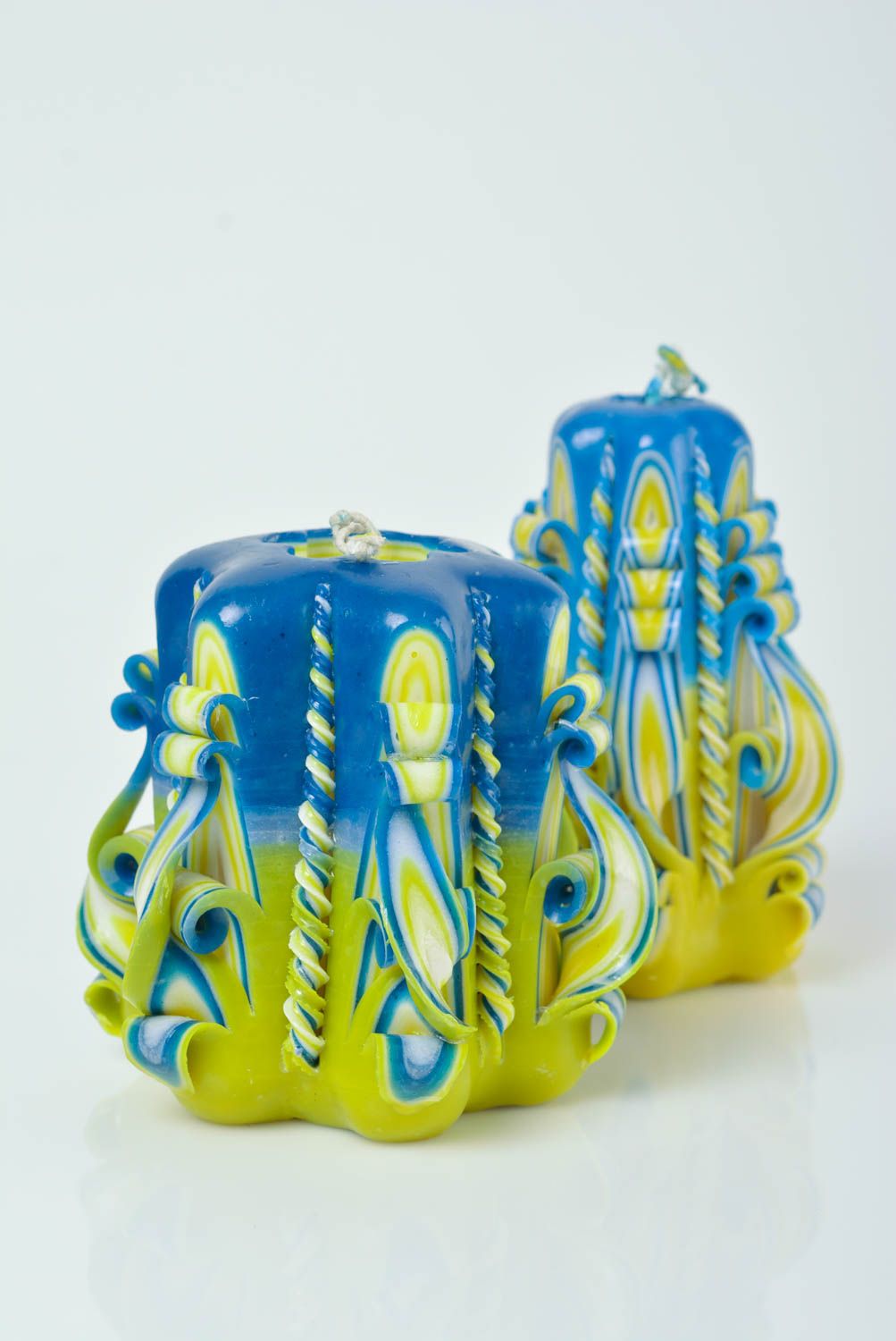 Velas decorativas artesanales de colores amarillo y azul bonitas talladas foto 5