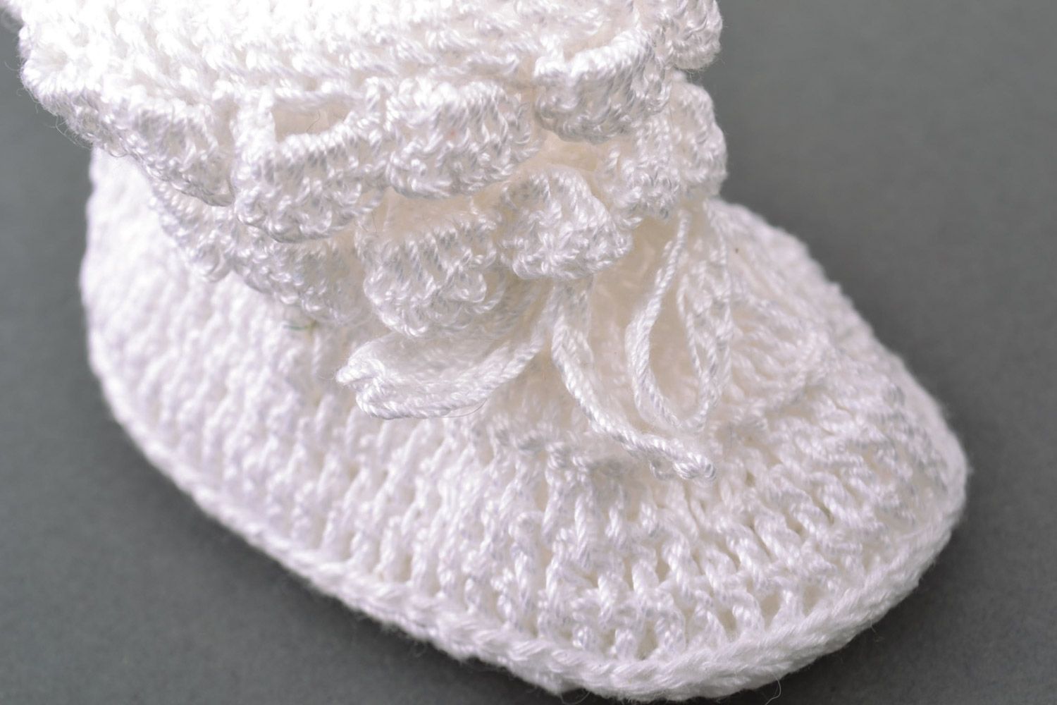 Chaussons pour bébé fillette tricotés couleur blanche faits main en coton été photo 4