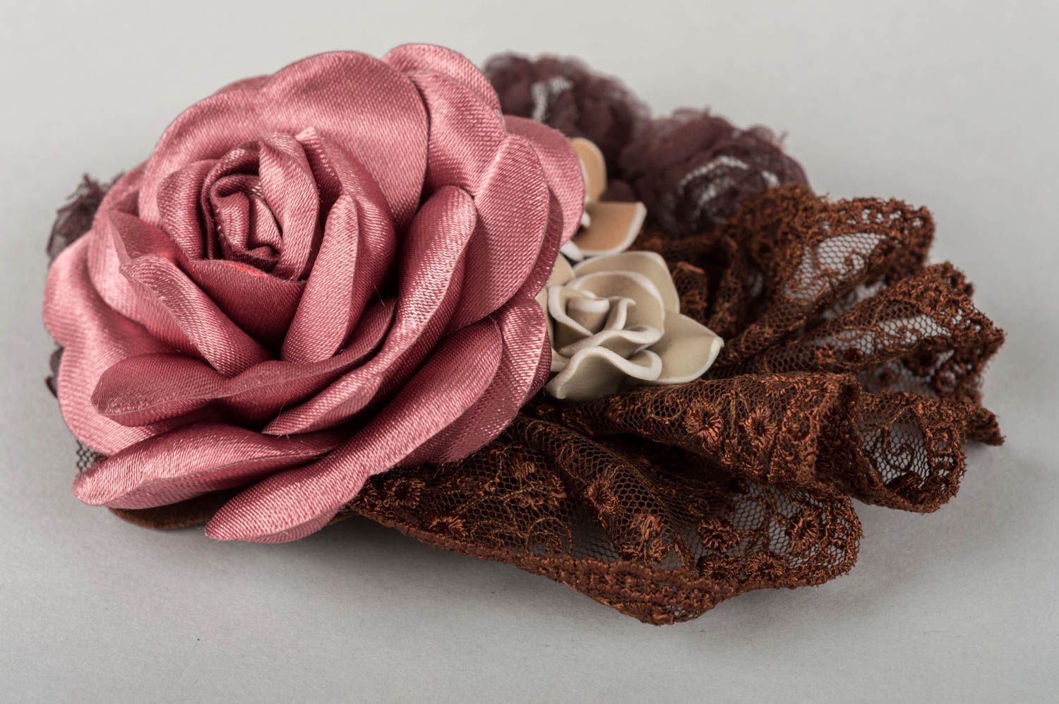 Текстильная брошь с цветами из полимерной глины и атласной розой ручной работы фото 5