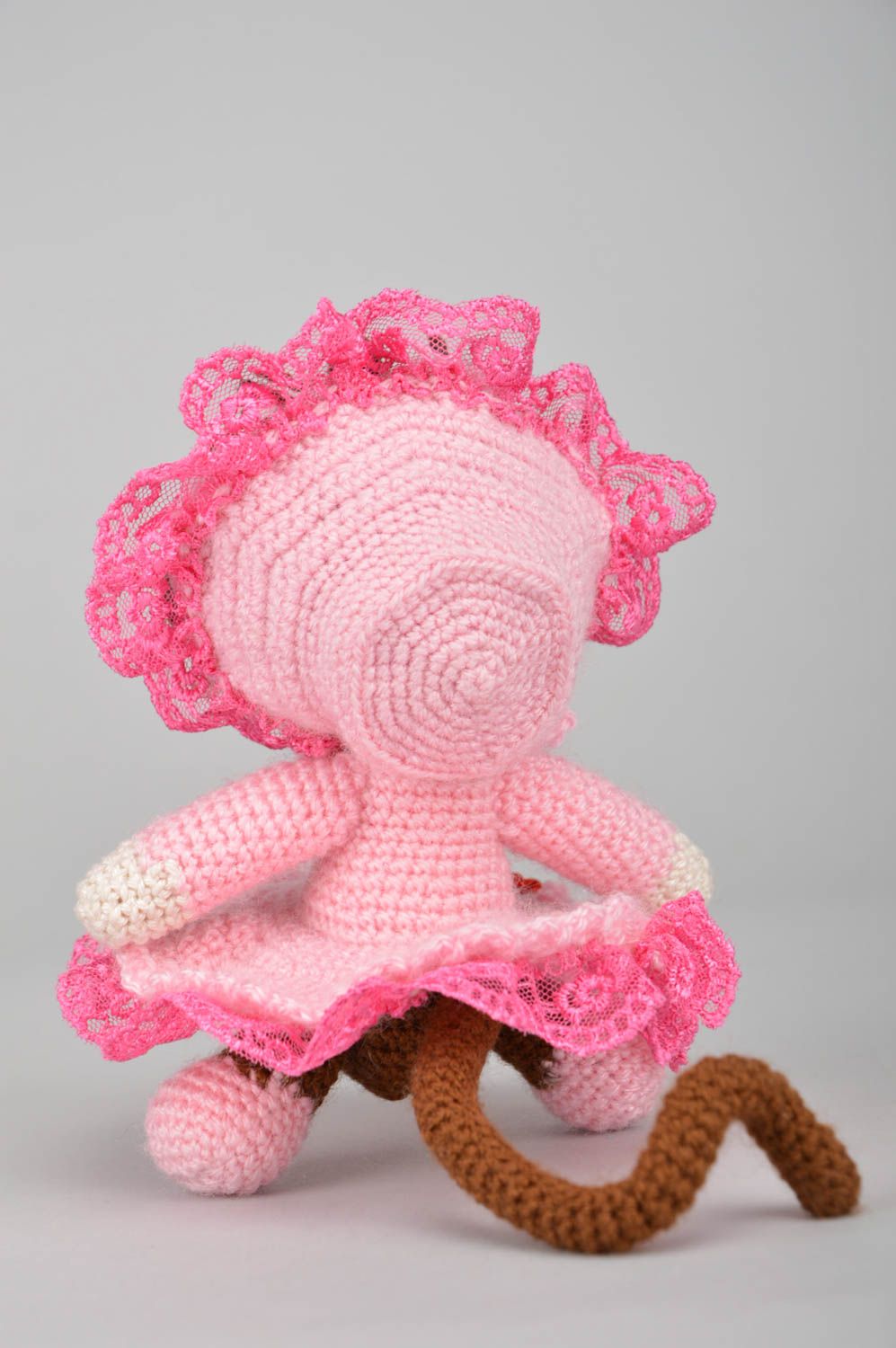 Мягкая вязаная игрушка обезьянка в розовом наряде из акриловых ниток хендмейд фото 3