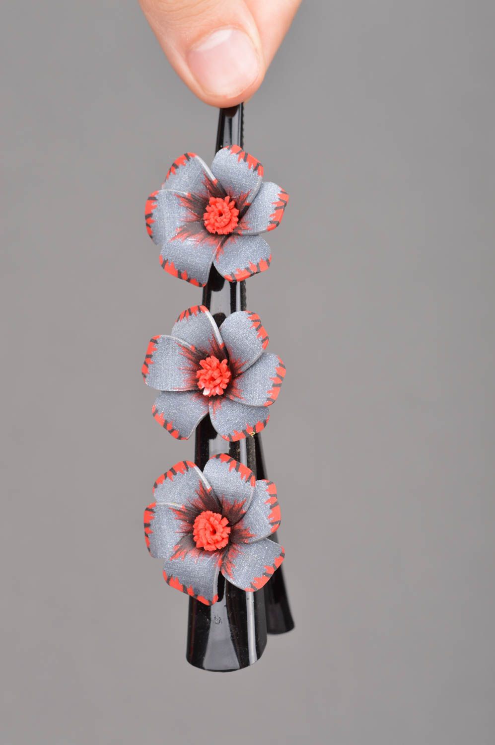 Große handgemachte Blumen Haarklammer aus Polymerton in Grau für Mädchen foto 2