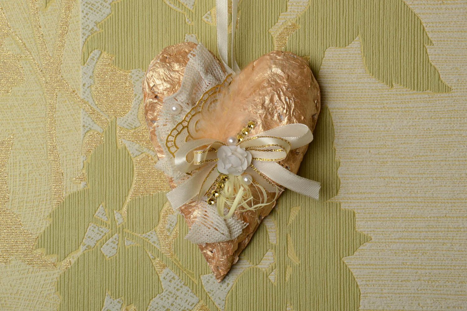 Petite décoration à suspendre en tissu dorée coeur avec rubans faite main photo 1