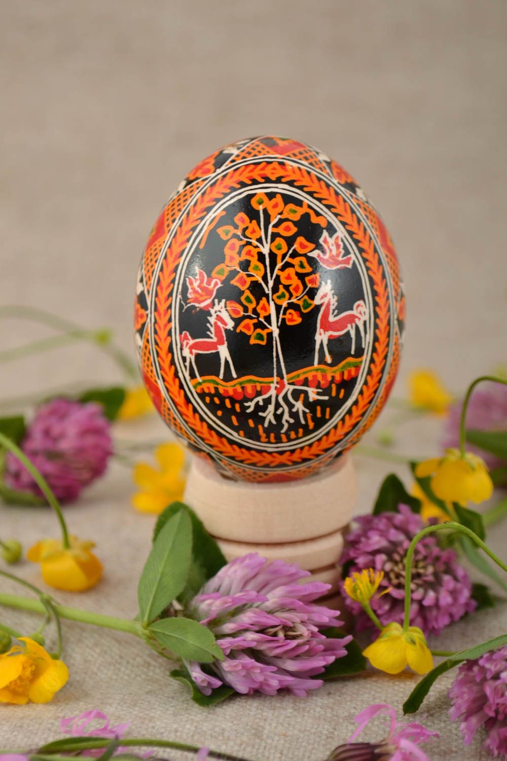 Huevo de Pascua de gallina pintado con acrílicos artesanal foto 1