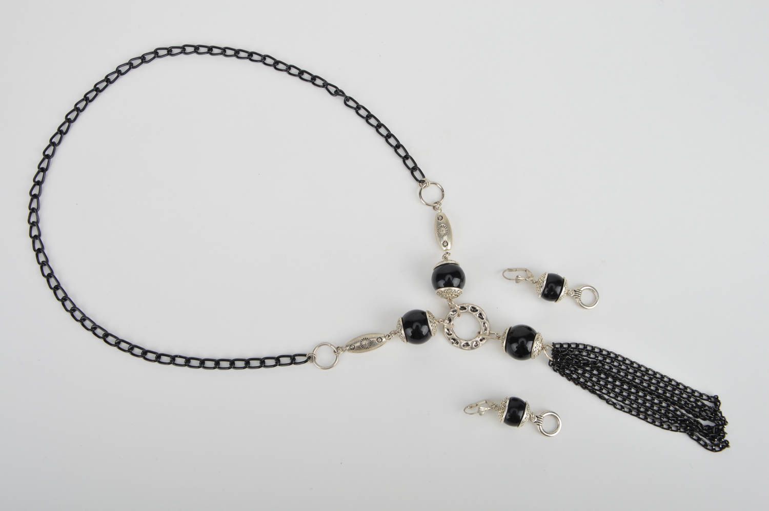 Boucles d'oreilles et collier métalliques avec perles fantaisie faits main noirs photo 2