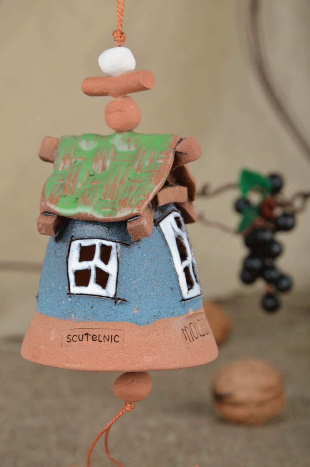 Авторский керамический колокольчик в виде домика небольшой цветной ручная работа фото 1
