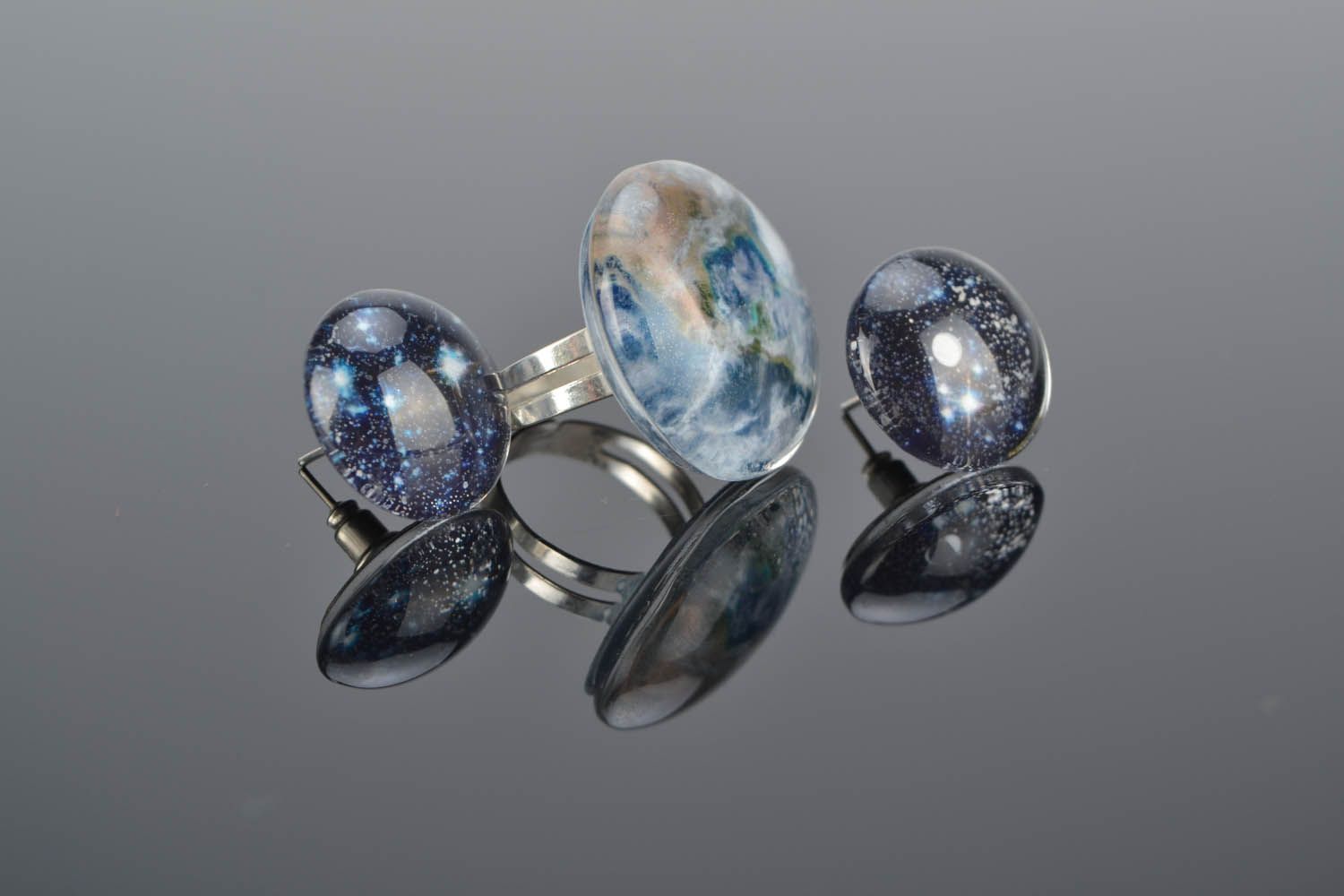 Conjunto de jóias brincos e anel criados manualmente Espaço foto 1