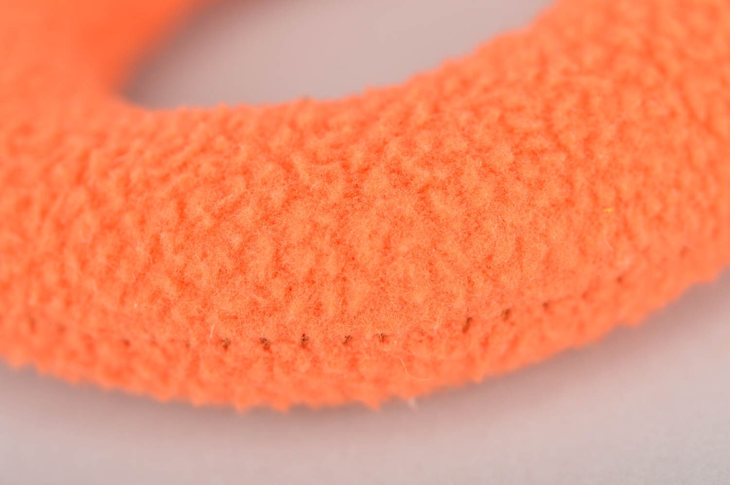 Мягкая игрушка зайка кольцо оранжевого цвета ручной работы из ткани красивая фото 4