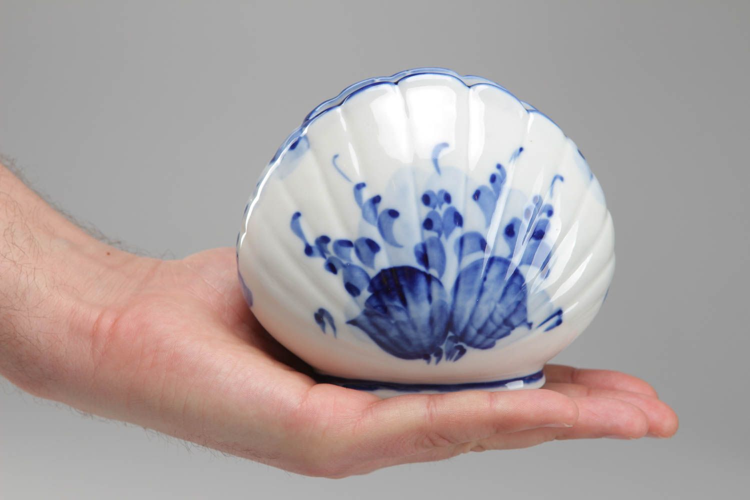 Porcelain napkin holder with Gzhel painting in the shape of shell photo 4
