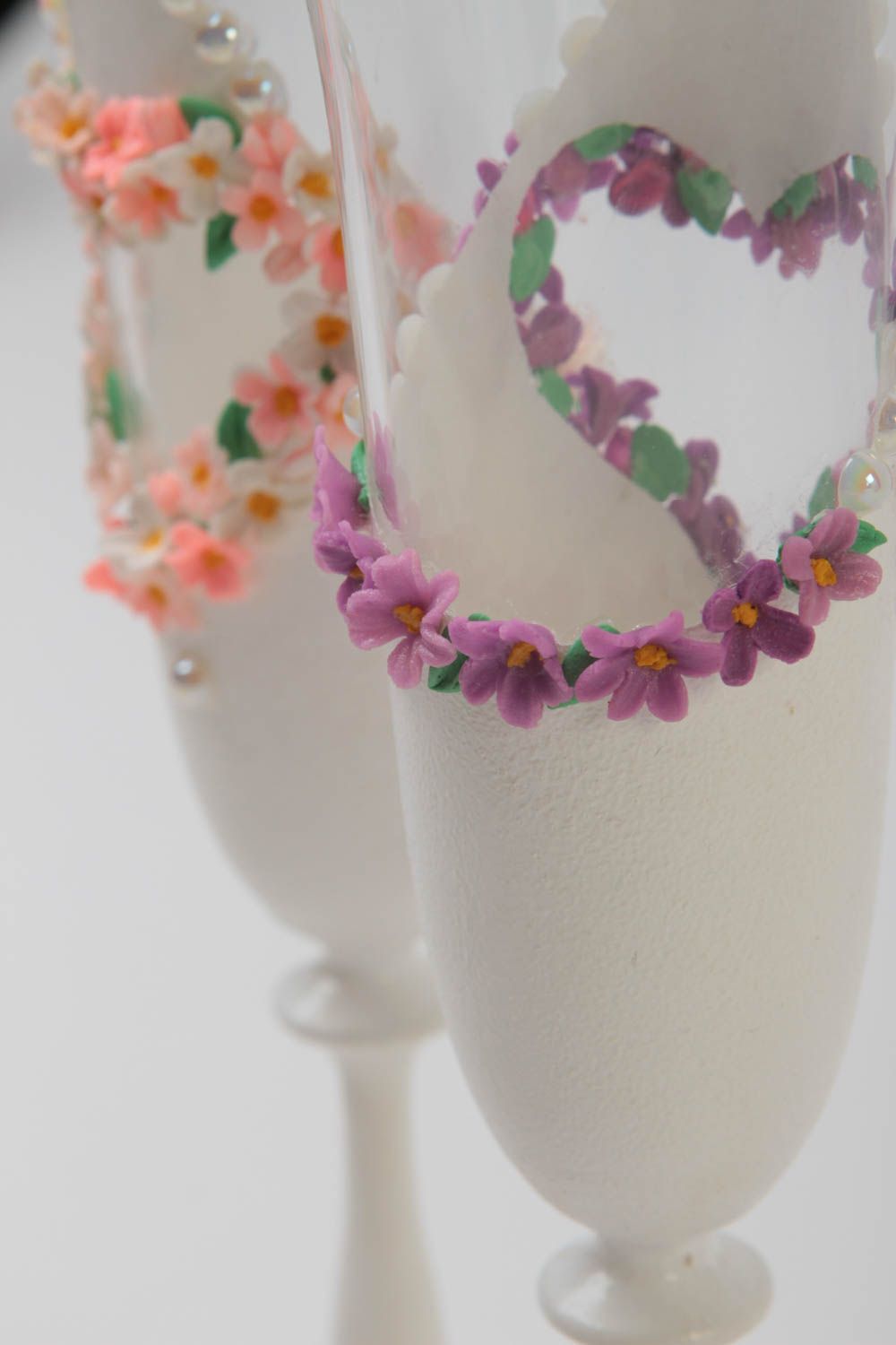 Свадебные бокалы набор 2 штуки узкие с бусинами и цветами ручная работа 190 мл фото 3