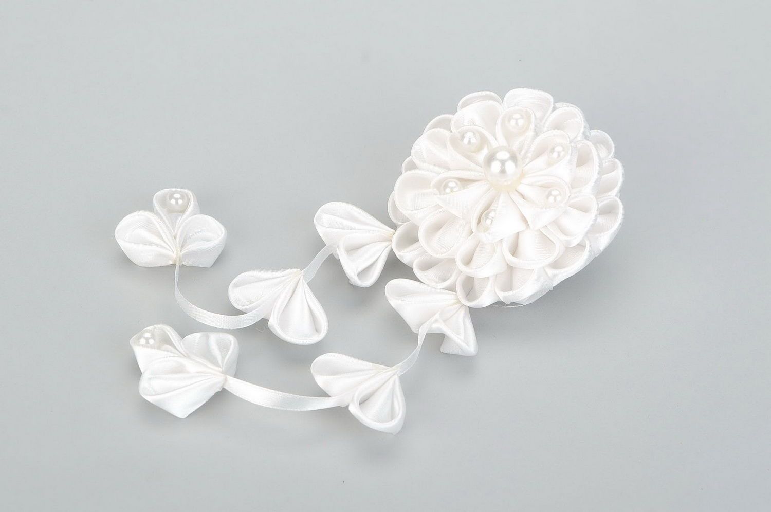 White scrunchy with flower photo 3