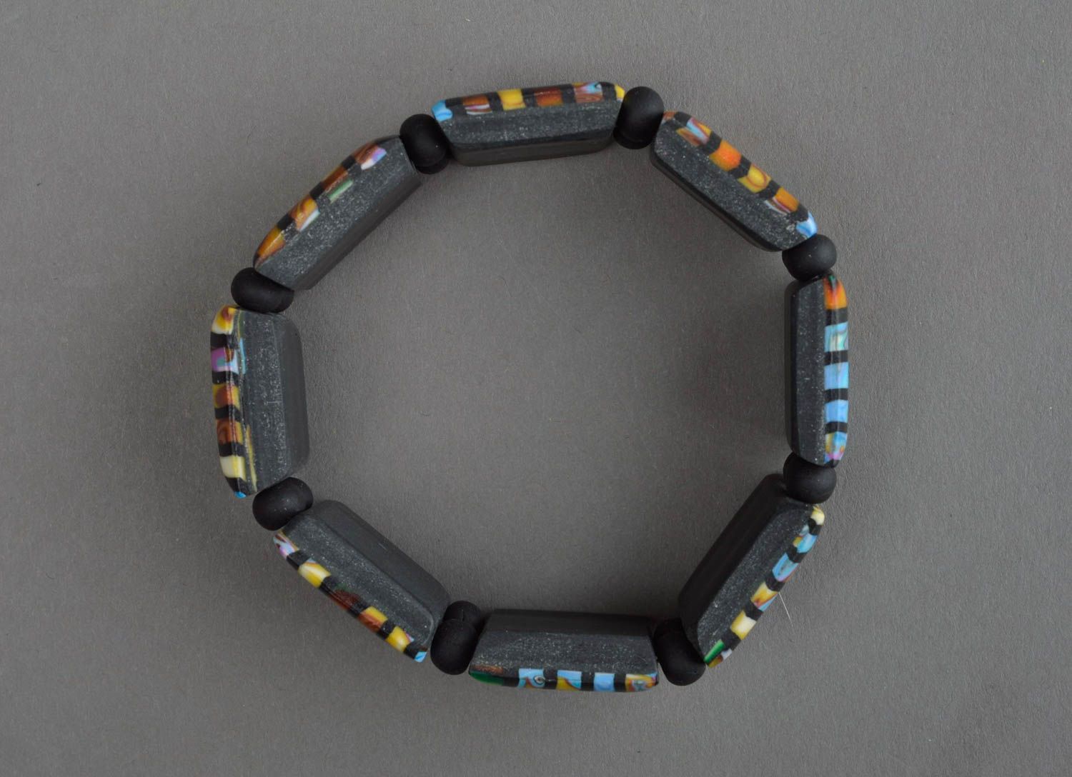 Handgemachtes buntes elastisches Designer Armband aus Polymerton für Damen foto 4