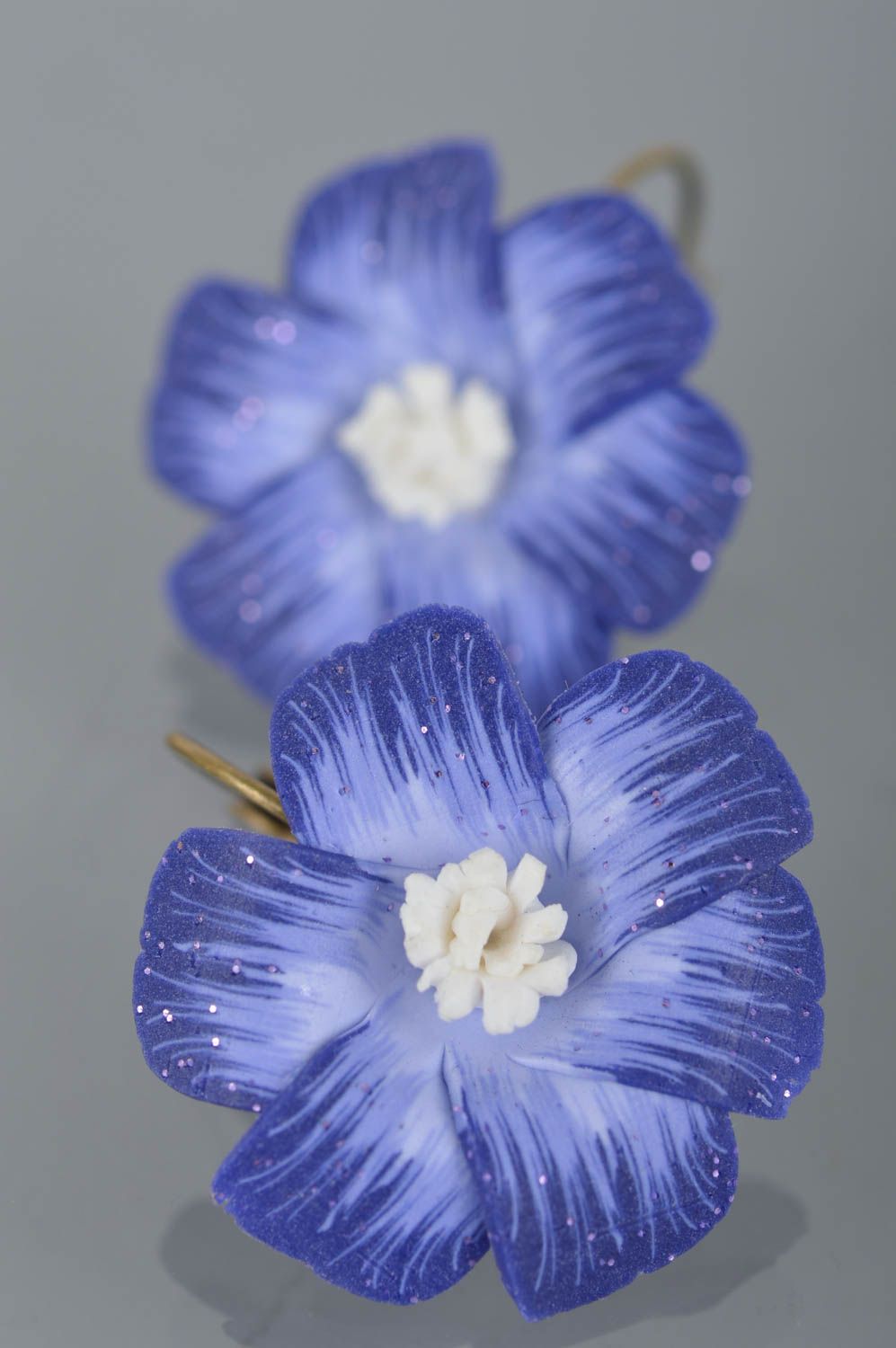 Boucles d'oreilles fleurs en pâte polymère faites main bleues élégantes photo 4