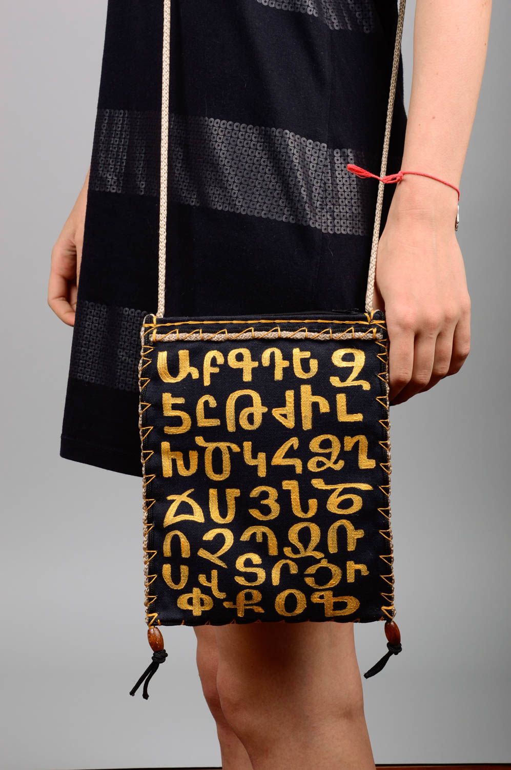 Sac à bandoulière noir rectangulaire fait main Lettres de l'alpahbet arménien photo 3