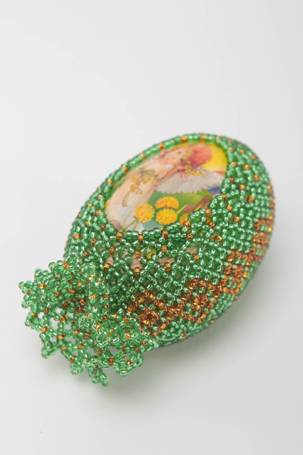 Декоративное яйцо из бисера зеленое красивое на деревянной основе ручная работа фото 4