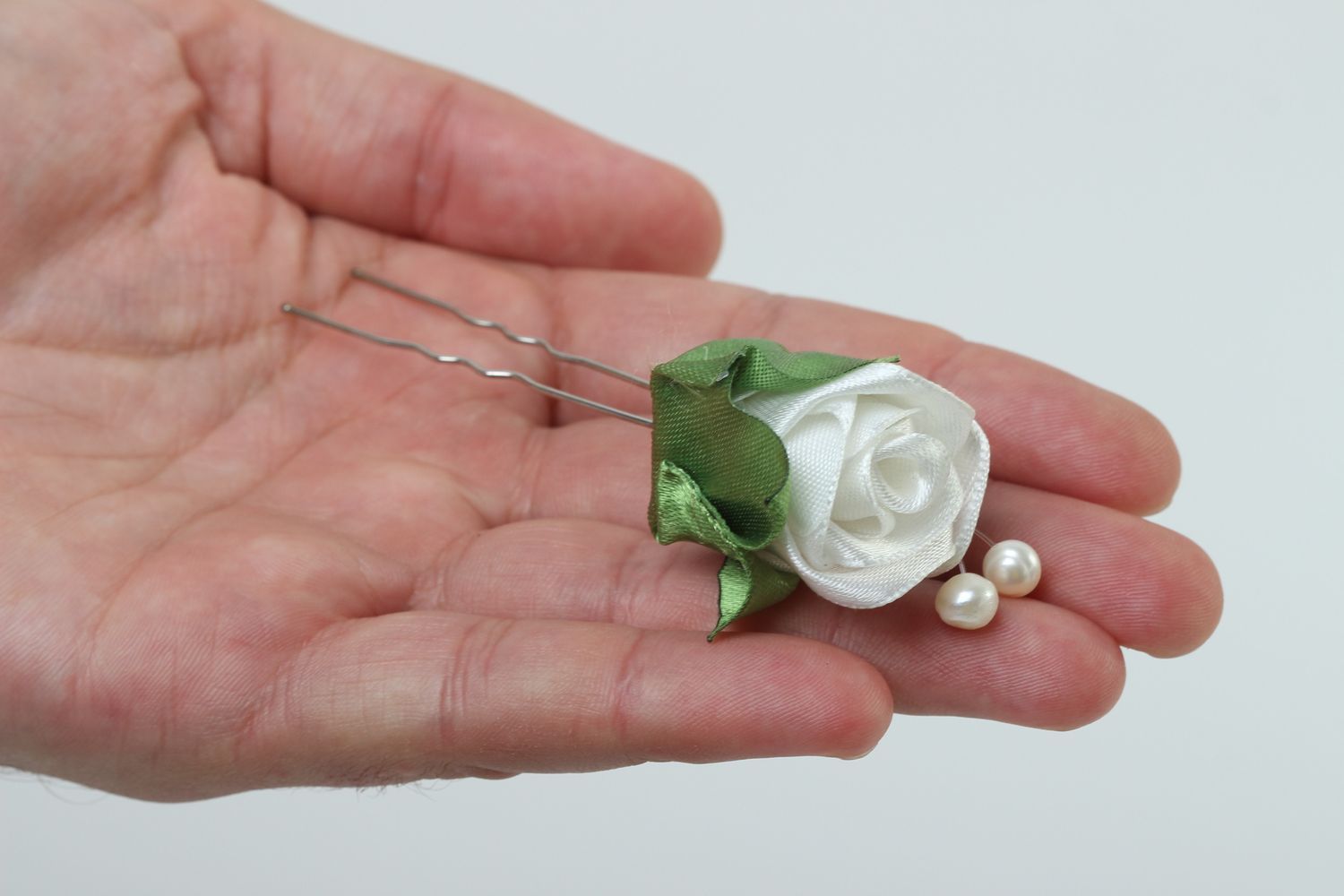 Weiße Blumen Haarnadel handgemachter Schmuck Haar Accessoire aus Atlasbändern  foto 5