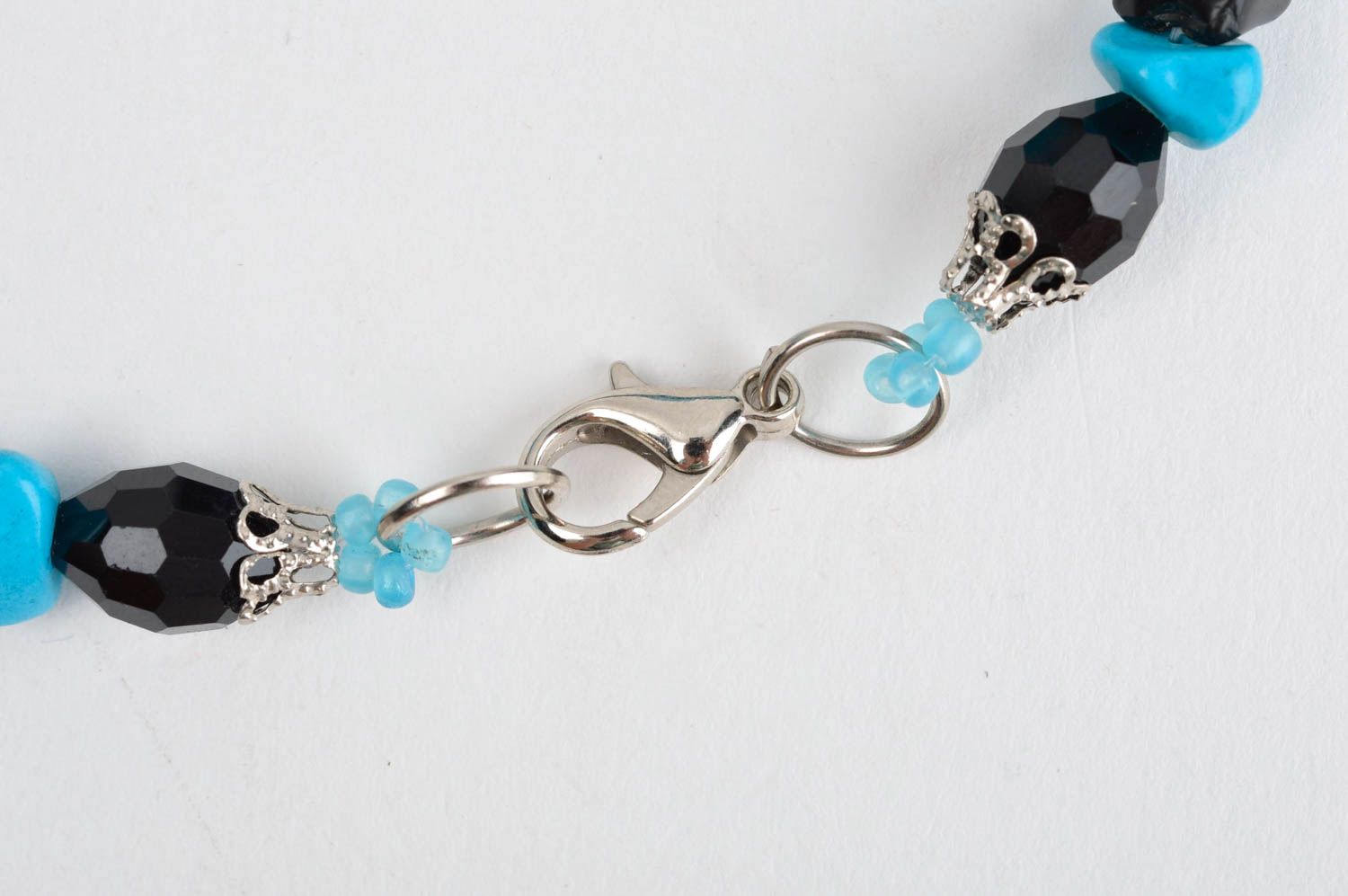 Колье из бисера украшение ручной работы ожерелье из бисера и говлита голубое фото 4