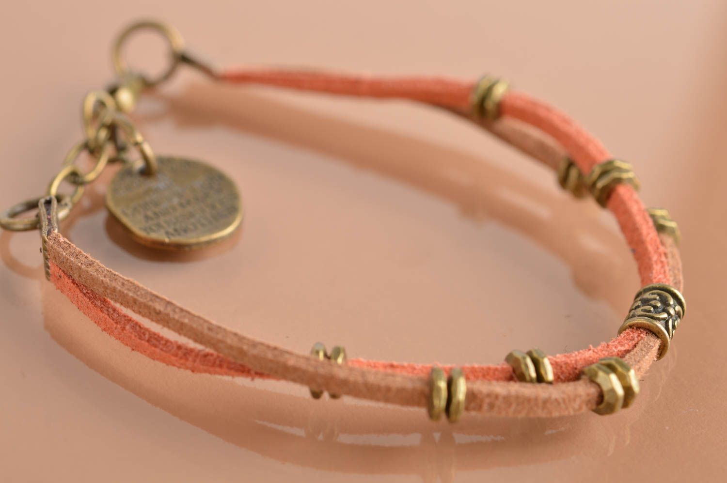 Bracelet en cordons de daim fait main avec éléments en métal marron original photo 5
