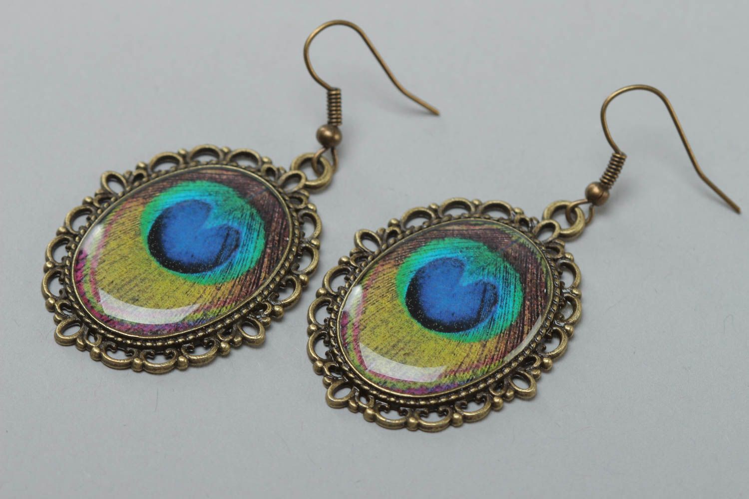 Beautiful handmade vintage oval earrings with peacock feathers drawing  photo 2