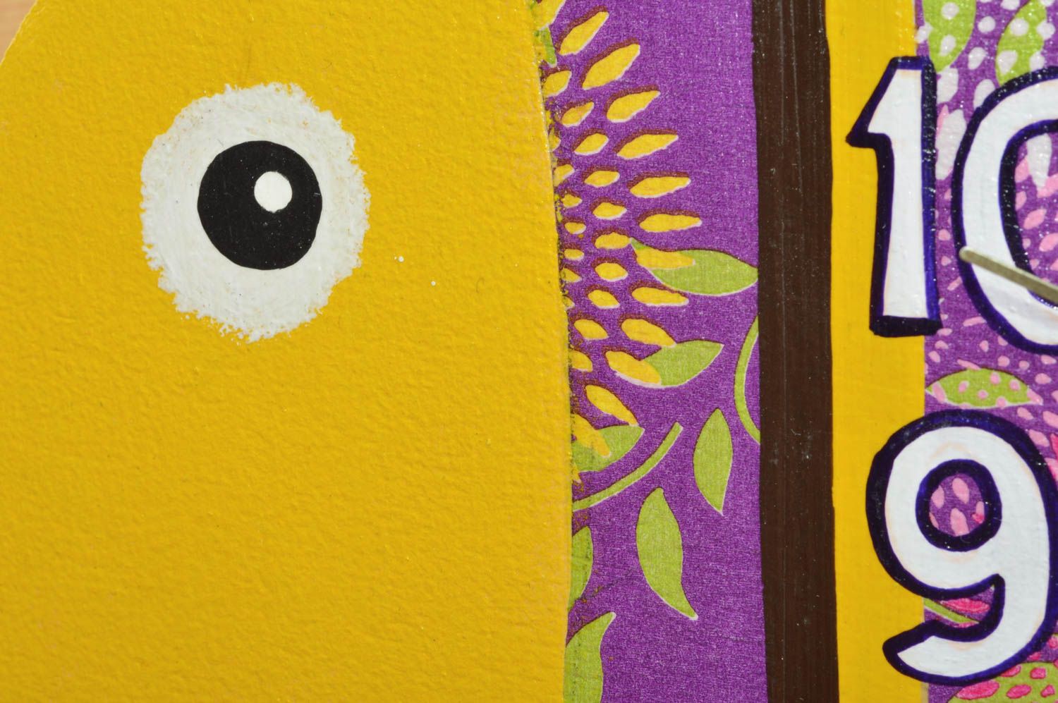 Horloge murale abeille jaune-mauve faite main en bois pour chambre d'enfant photo 3