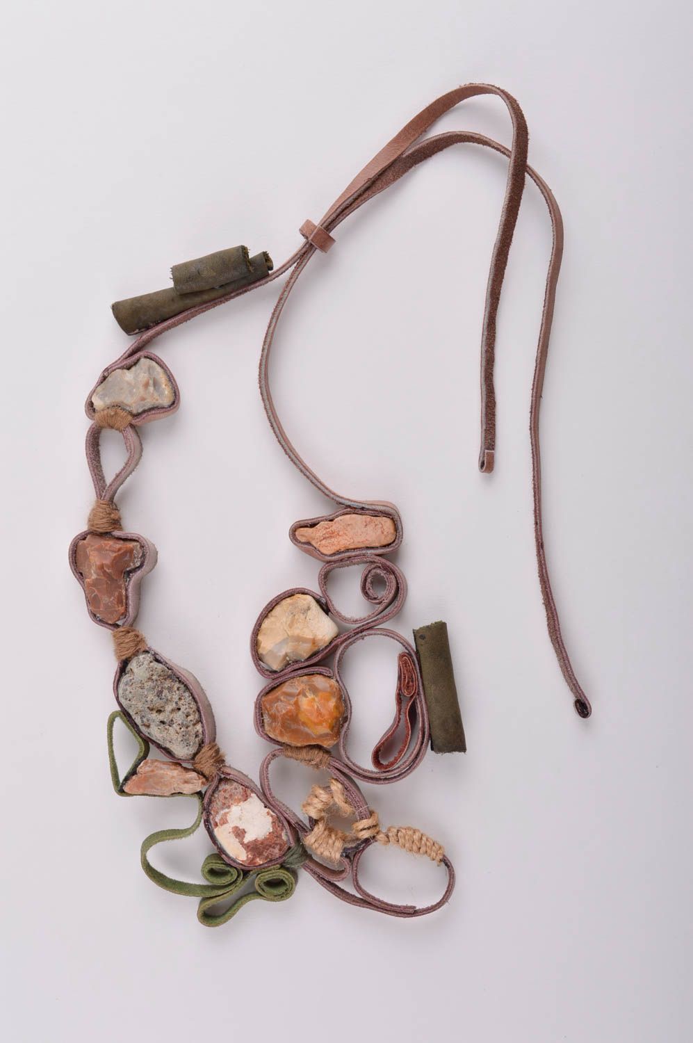 Кожаное колье ручной работы оригинальный подарок массивное ожерелье с камнями фото 2