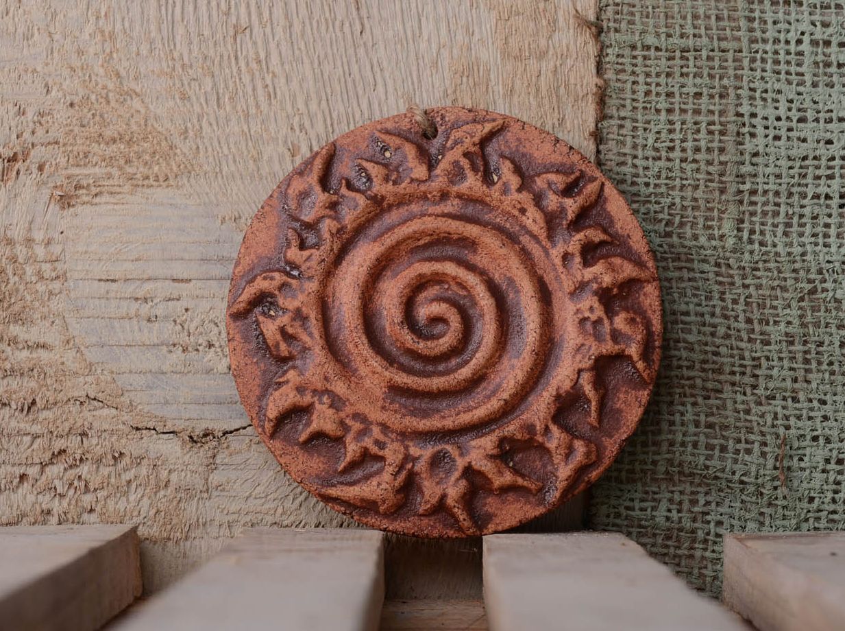 Prato -talismã redondo de argila feito à mão para decoração do interior em estilo étnico  foto 1