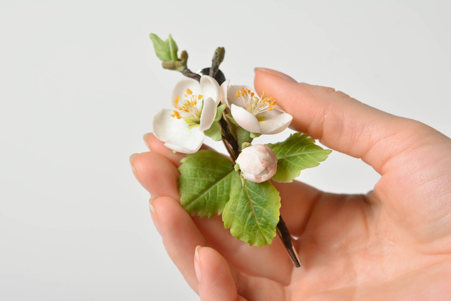 Pince à cheveux en pâte polymère fleurs blanches d'abricotier faite main photo 1