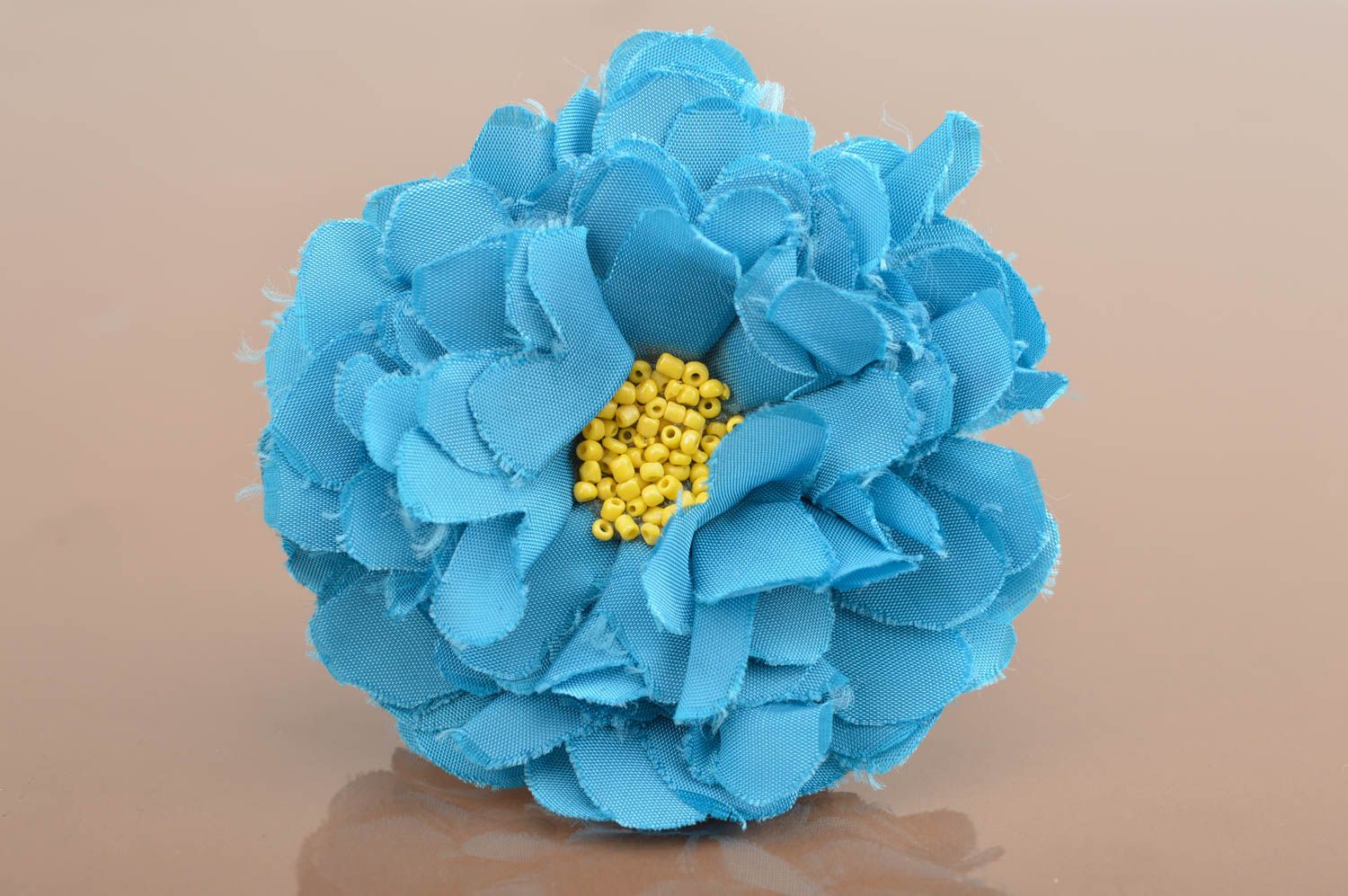 Брошь-заколка из искусственных цветов ручной работы тканевая красивая синяя фото 2