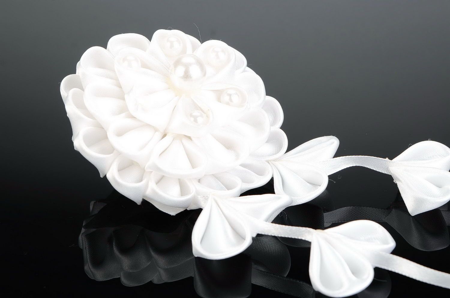White scrunchy with flower photo 1