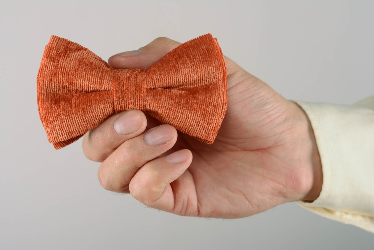 Gravata borboleta para traje costurada de veludo foto 5