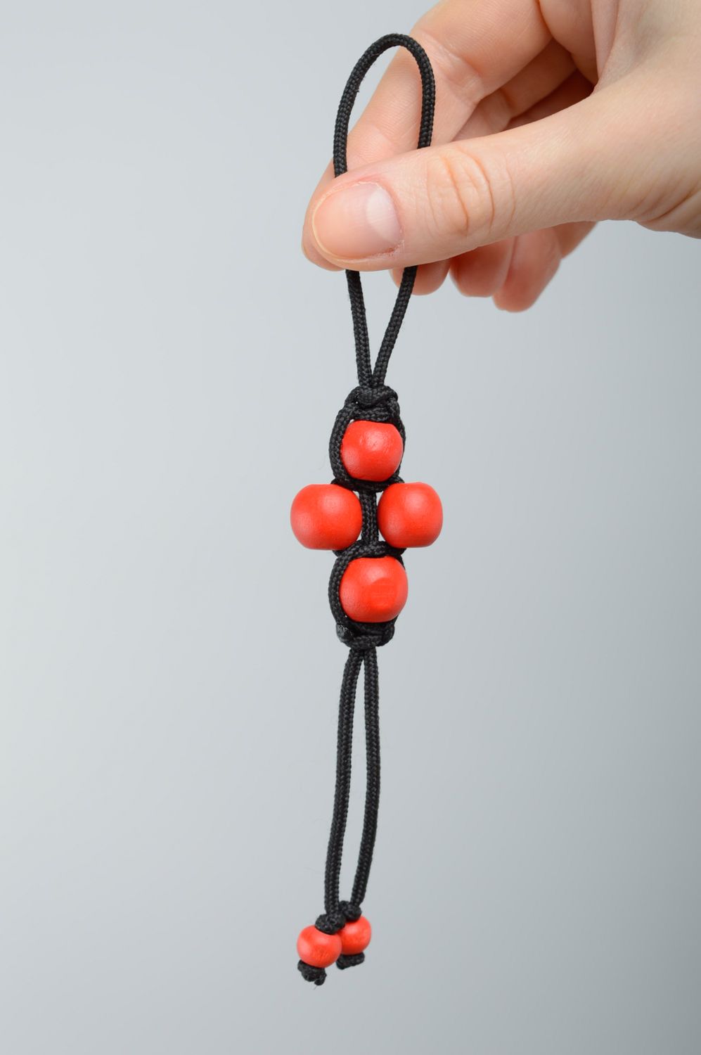 Long porte-clés en fils et perles rouges de bois technique de macramé fait main  photo 3