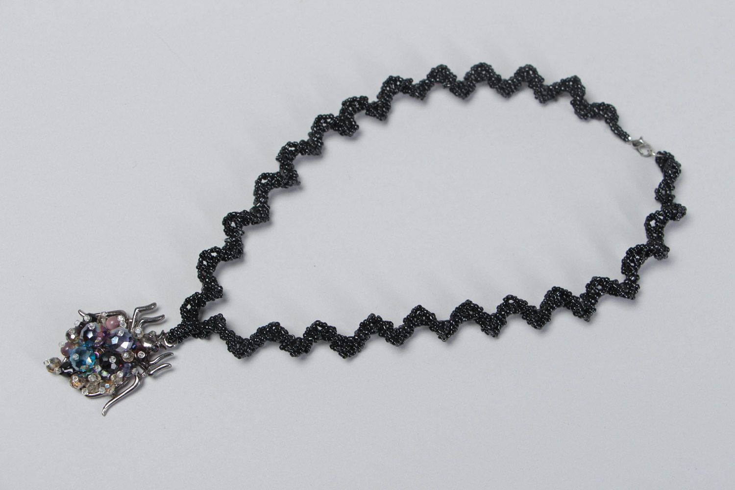 Collier en perles de rocailles et verre avec araignée fait main noir gothique photo 2