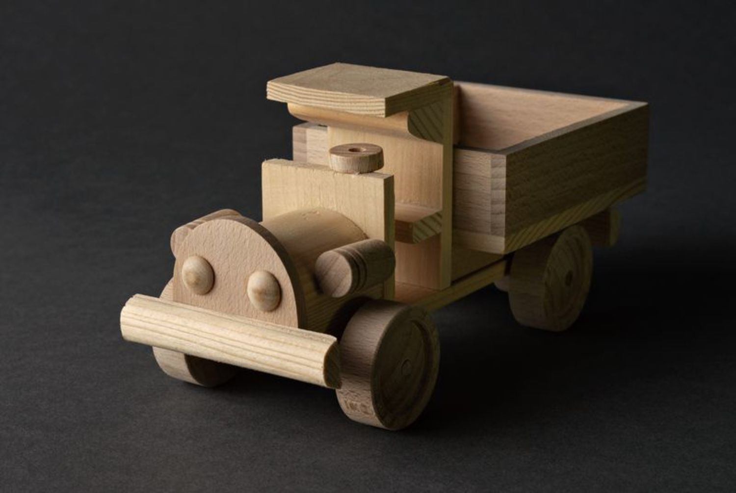 Caminhão de brinquedo de madeira foto 2