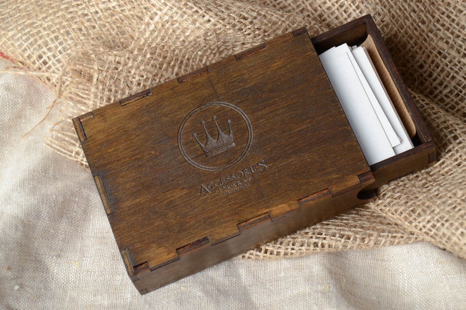 Boîte en bois pour cadeau avec gravure faite main foncée rectangulaire originale photo 1
