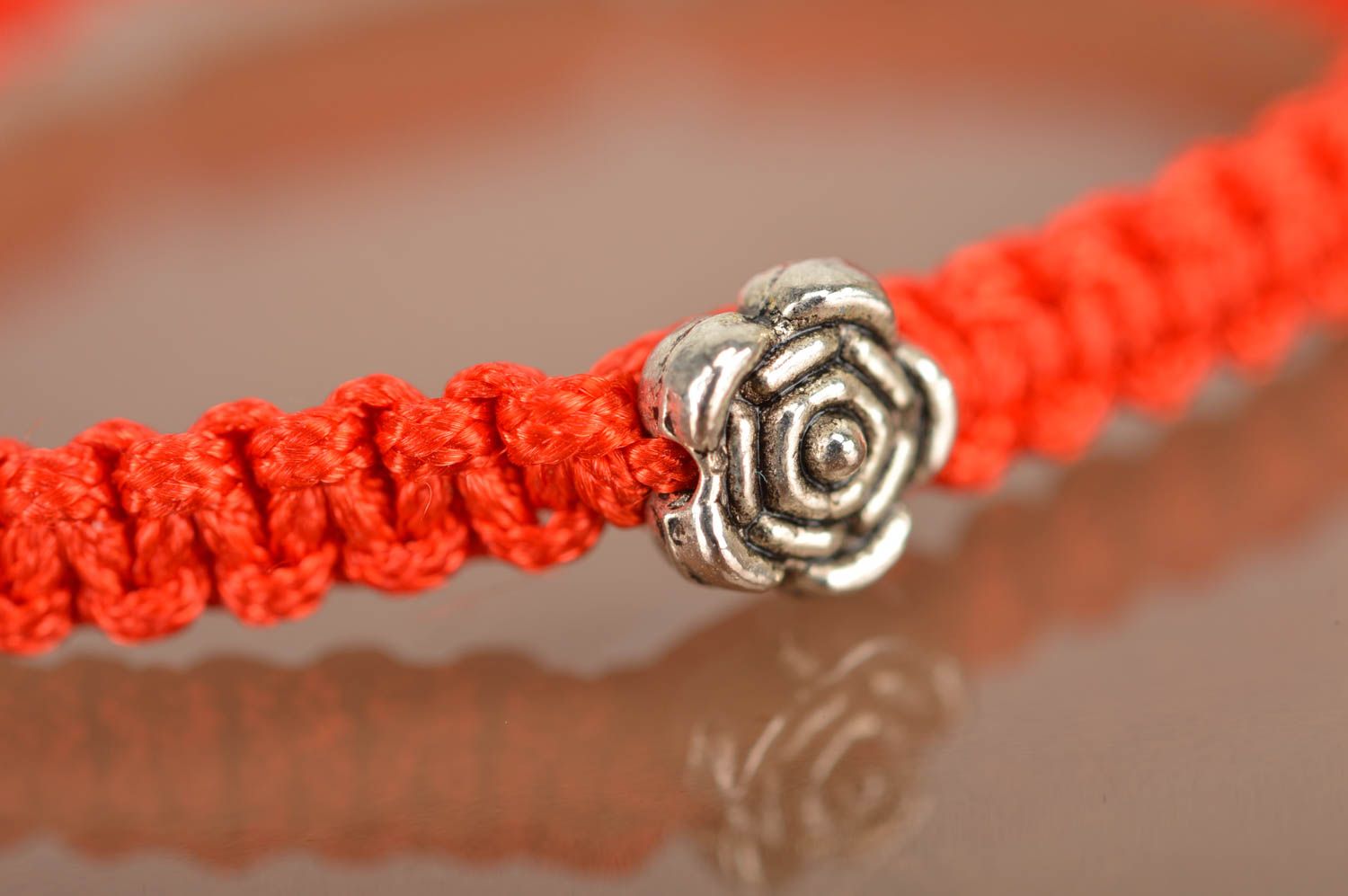 Bracelet tressé en fils rouge pour enfant fait main avec rose en métal original photo 3