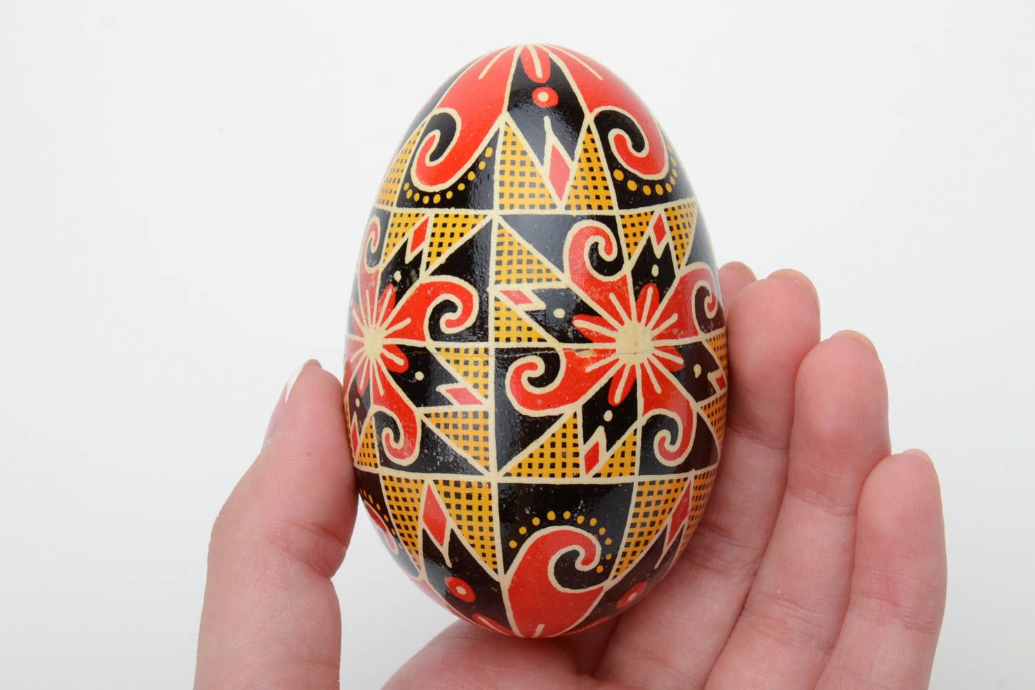 Huevo de Pascua pintado artesanal con ornamento en la técnica de cera de color de contraste foto 5