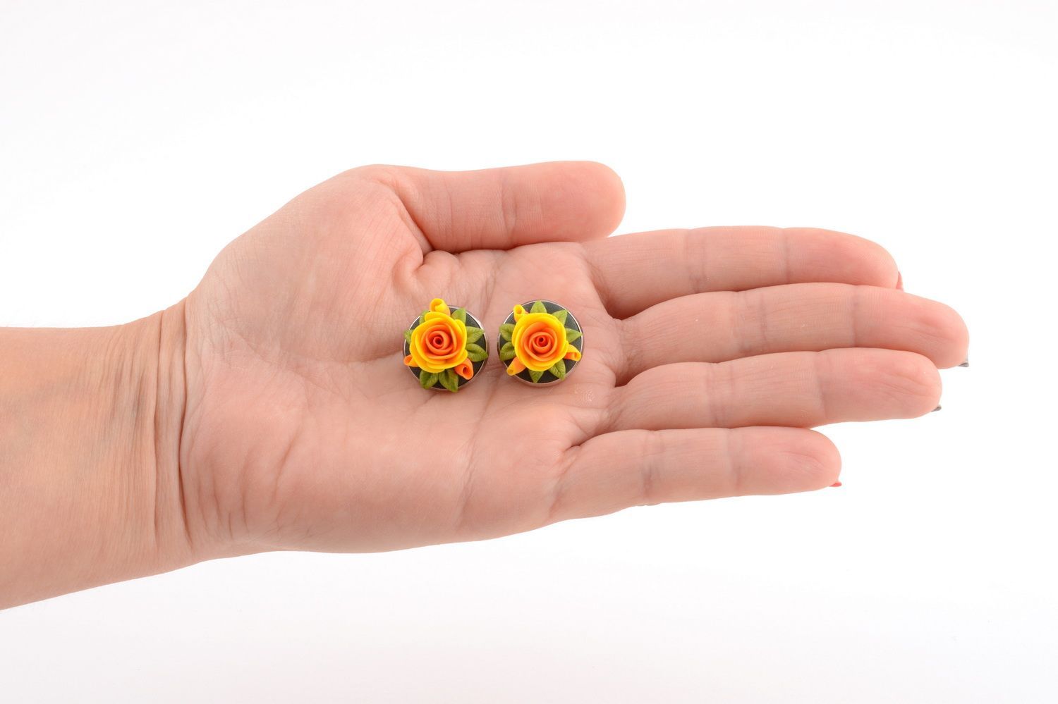 Boucles d'oreilles à clip rondes avec roses jaunes en pâte polymère faites main photo 5