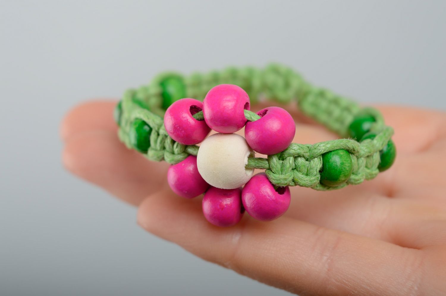 Bracelet en macramé de lacet ciré et perles en bois vert fleur fait main femme photo 3